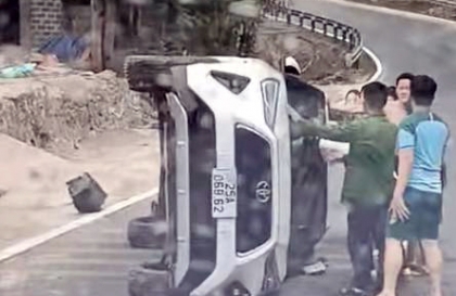 Clip TNGT: Vào cua mất lái, Toyota Yaris Cross phải nhờ người dân lật lại